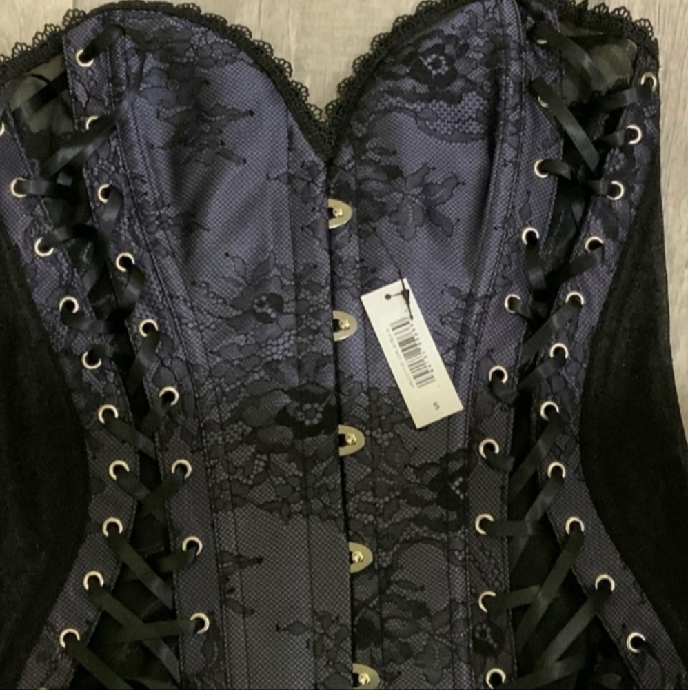 Gorgeous Corset w/attached Garters - Picture 8 of 8